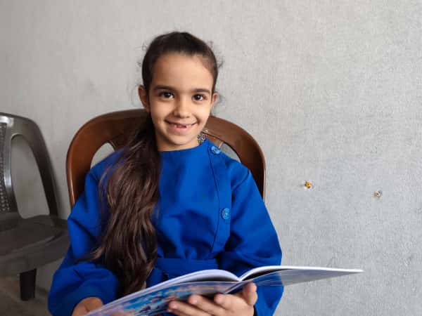 رنا طفلة يتيمة من جبلة