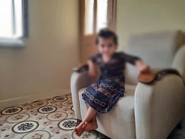 لكي تفهم رهام الصغيرة مايدور حولها؛ تحتاج بطاريات لسماعاتها