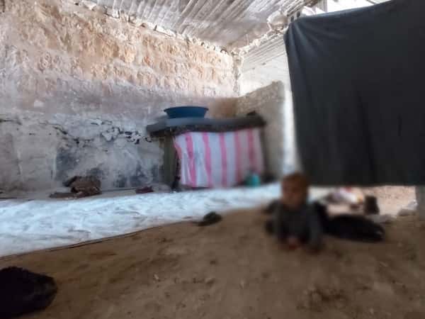 في بيت لا يصلح لتربية الدواجن يتأوى به أيتام صغار