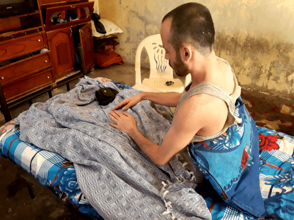 شاب يعاني من شلل في أطرافه السفلية