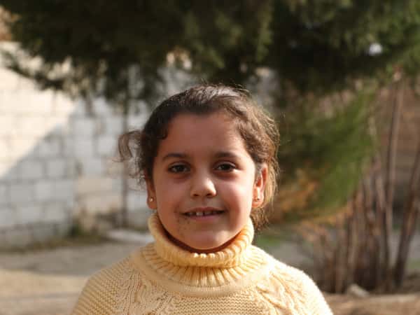 آمنة طفلة يتيمة من الرقة