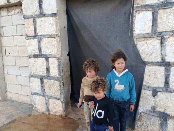 أب عاجز و أربعة أطفال أنهكهم الجوع