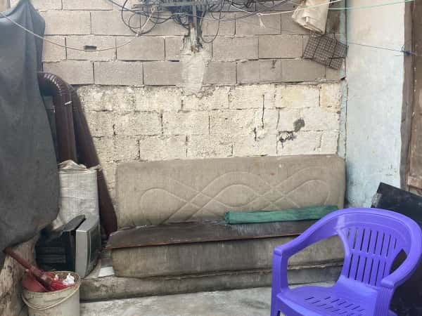 عائلة تسكن في بيت وضعه أكثر من مأساوي!
