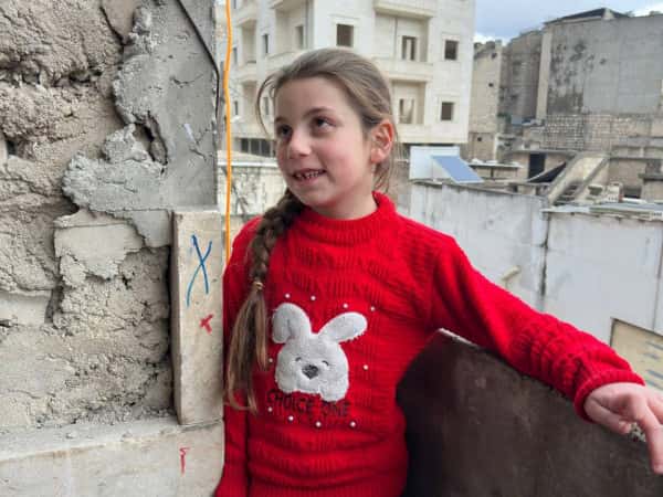 Unser kleines Mädchen Joud ist Waise und braucht Ihre Unterstützung