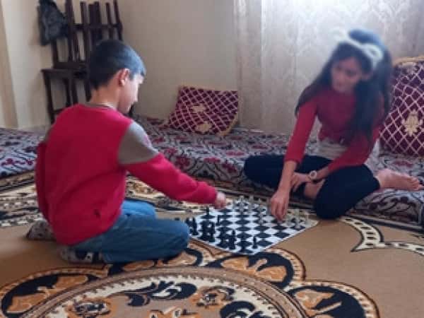 بعد استشهاد زوجها رميا بالرصاص, الخالة خنساء تعيش وأولادها بلامعيل وتحتاج لعونكم