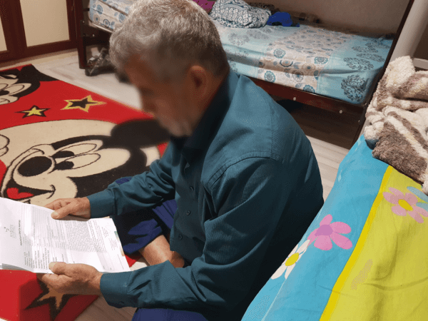 رجل يعاني من السرطان