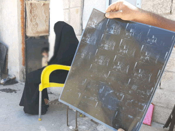 شابة تعاني من آلام في ظهرها