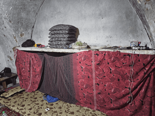 فقرٌ ومنزلٌ متهالك