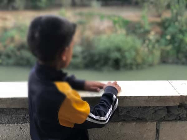 أحمد يعاني من قصر بالقامة وبحاجة مساعدة