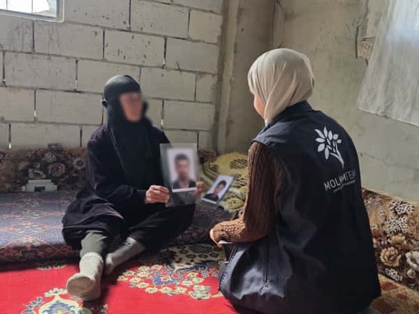 أم فقدت ولديها وتصارع البرد والوحدة