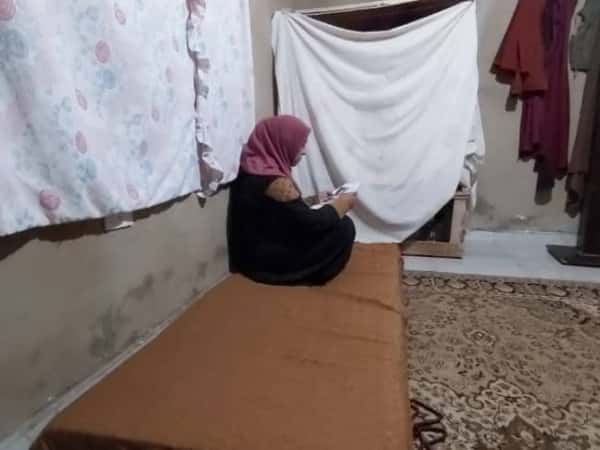 الخالة جواهر بحاجة لعملية عينية مستعجلة.