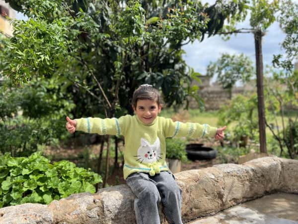 طفولة لجين بين يتم ومرض