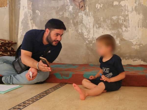 بعيداً عن أصدقائه.. محمد يعاني من حول وحشي في عينيه