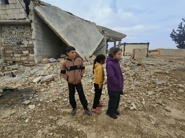 A mother facing life between the rubbles