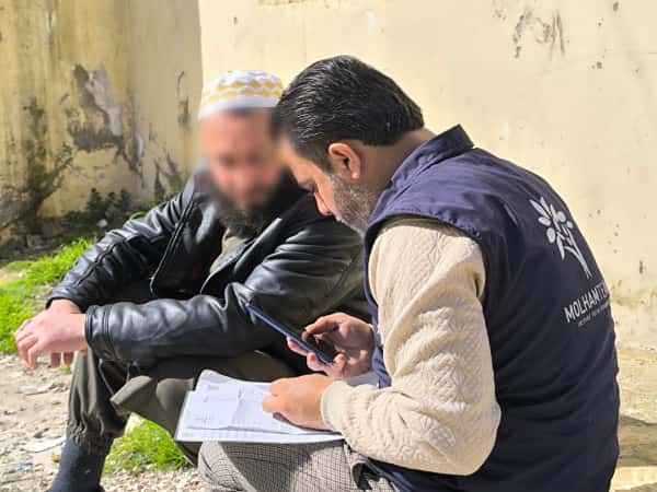 العتمة تملأ عينيه