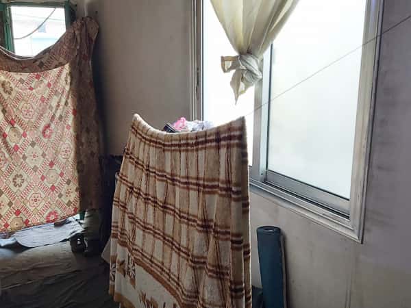 5 families live in 2 rooms