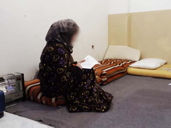 شابة تعاني من مشاكل في عينها