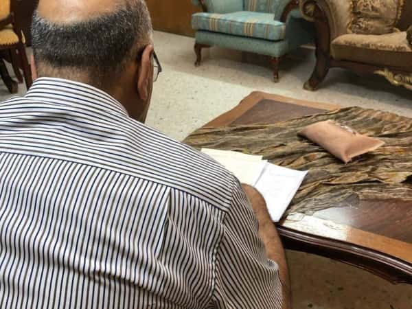 رجل يعاني من تفتت أعصاب الكتف