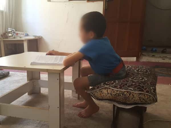 Kinan lives in a poor house with his father and needs living expenses.
