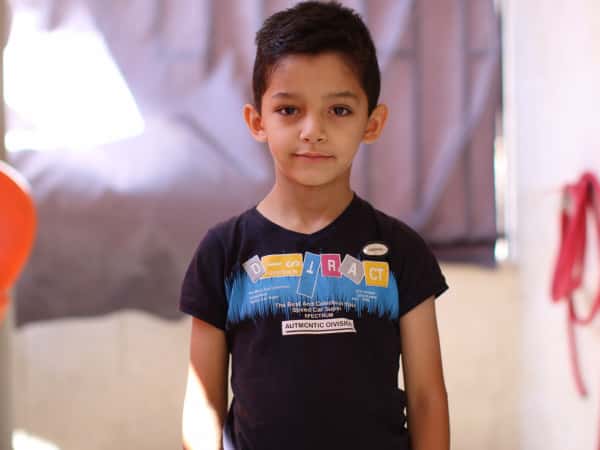 محمد طفل يتيم فقد والده.