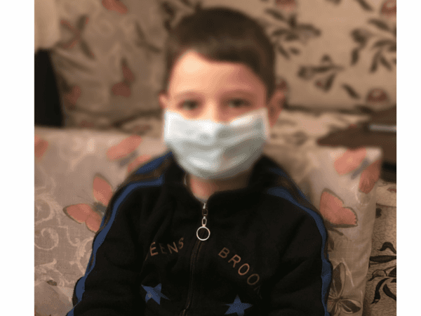 طفل يعاني من السرطان