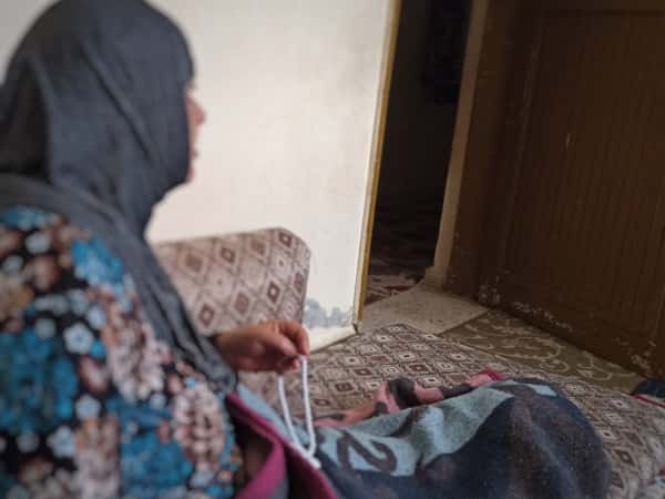 الخالة صبحية بوضع صحي ومعيشي سيء بحاجة مساعدتكم لإجراء عملية قلب
