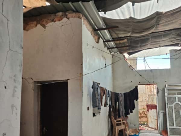 معاناة في بيتٍ متهالك