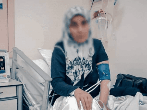 امرأة تعاني من سرطان وتعيش بعيداً عن أولادها الصغار