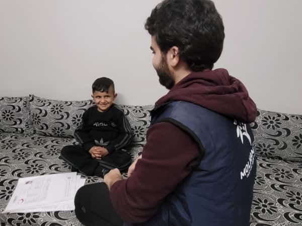 Mahmoud is a child living in pain. Be a means to his treatment.