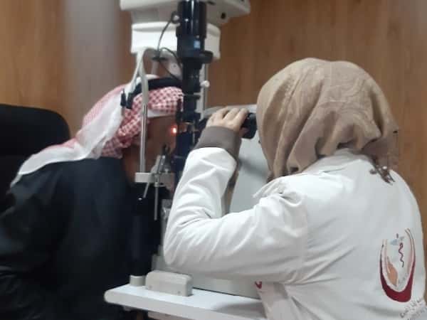 عم يعاني من ضعف شديد في النظر!
