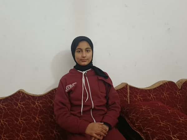 فاطمة طفلة يتيمة من مدينة ادلب العزة