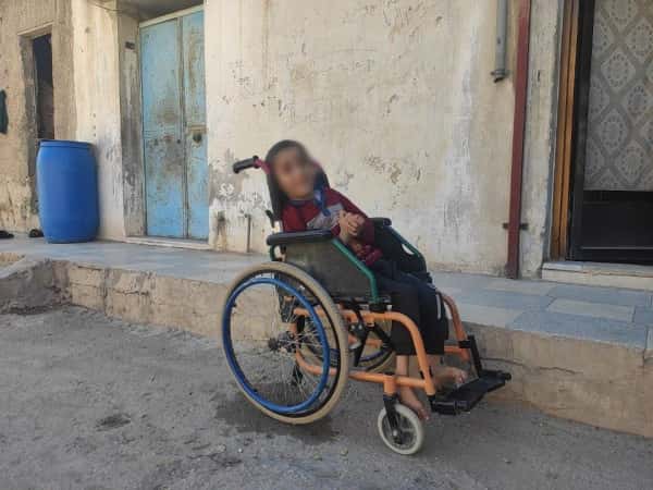 Muhammad and his family live in a shop. His son is injured and needs help.