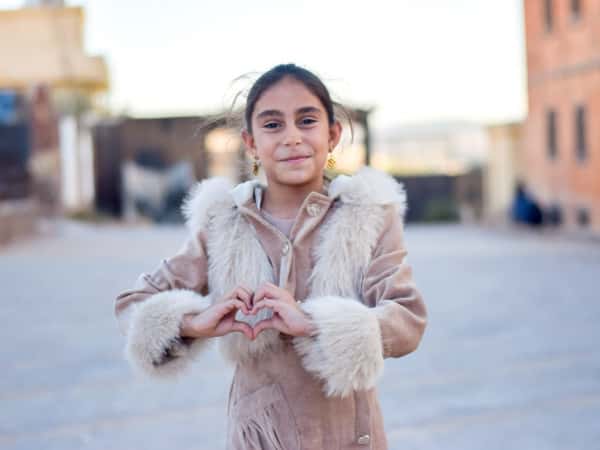 بيسان طفلة يتيمة تقيم في ادلب