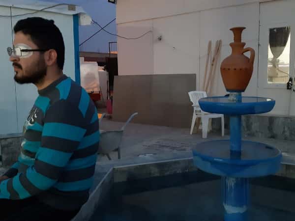شاب يعاني من مشاكل في عينيه