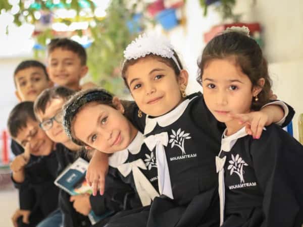 علّم يتيمًا تجبره