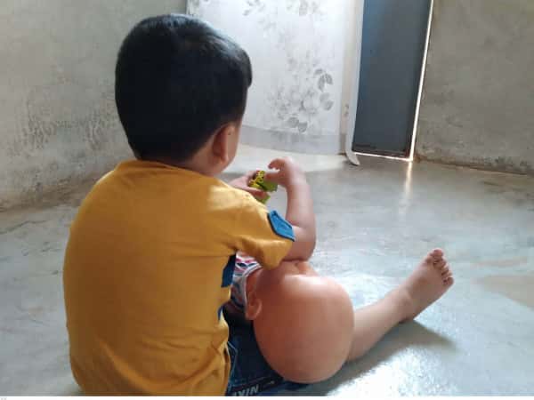 Anas is an orphan child from Idlib.