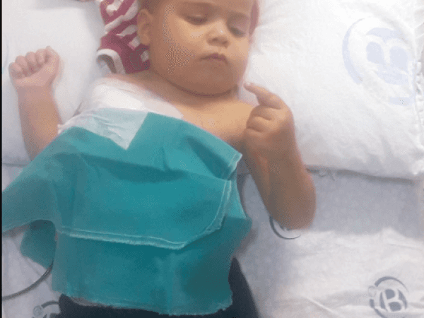 Une petite enfant souffre d'une insuffisance rénale, et qui a besoin d'une dépense