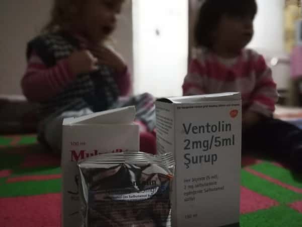 طفلان بحاجة جهاز رذاذ