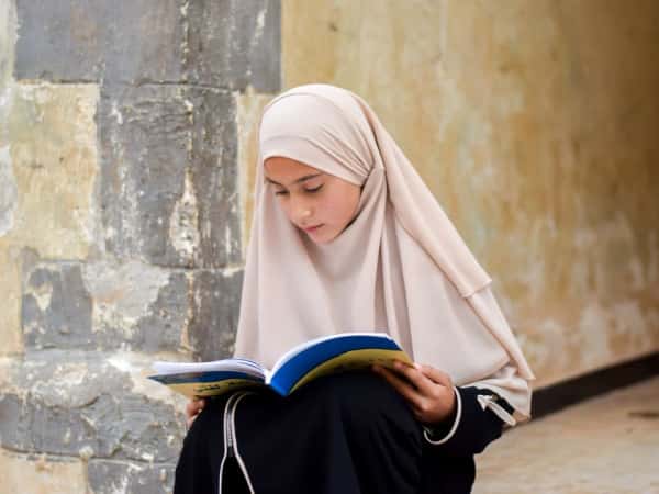 عهد طفلة يتمة من محافظة الررقة