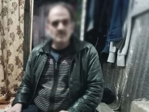 عائلة مهجرة أصيب معيلها الوحيد بجلطة دماغية