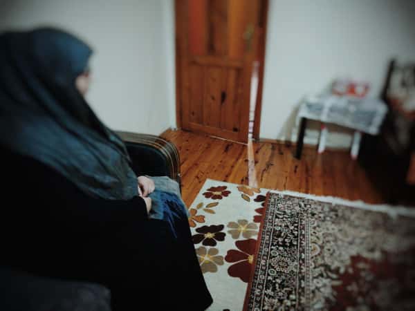 سيدة تعاني من ضعف نظر حاد