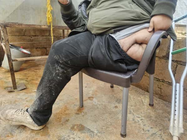 أبٌ على عكاز الأمل