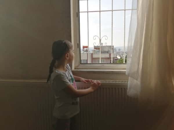 فتاة أُصيبت برصاصة متفجرة