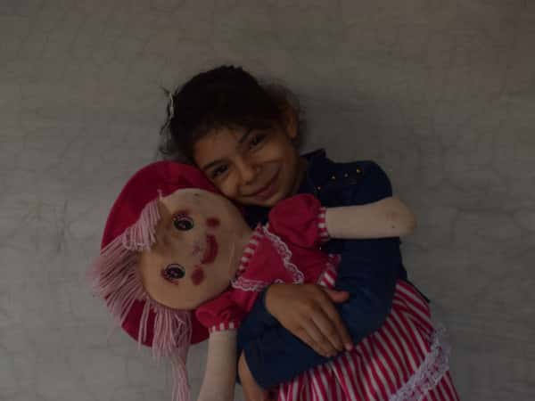 منى طفلة يتيمة من محافظة ادلب