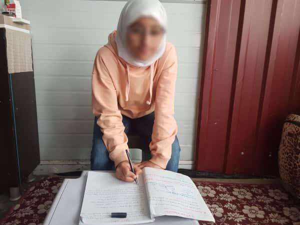 Ola is an orphan girl who aspires to become a doctor.