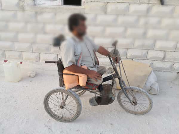 يعيش ظروف صعبة بعد بتر ساقيه