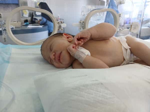Raghad is a child who needs urgent help!
