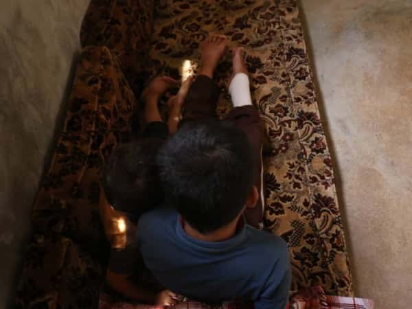 طفل مريض بحاجة للمساعدة