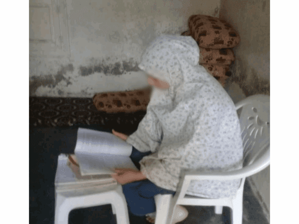 فتاة تعاني من ماء بيضاء في عينها