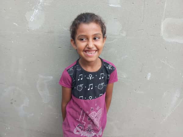 Aya ist ein Waisenkind aus Gaza, das dringend eine Patenschaft benötigt.